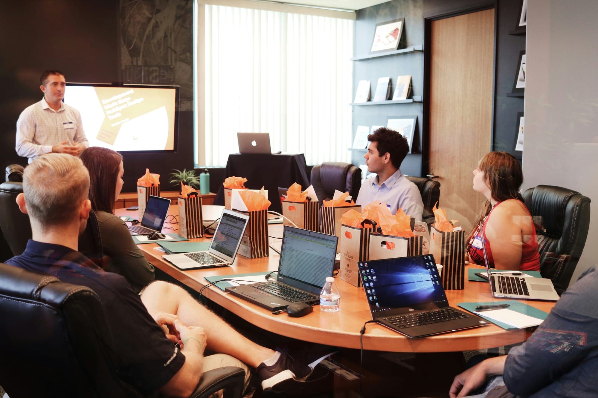 Equipo de agencia en reunión revisando dashboard de campaña